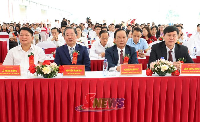 Các đại biểu dự Lễ khánh thành trụ sở Công ty Sản xuất và Thương mại Cát Quế và Lễ khởi động Dự án xây dựng hạ tầng kỹ thuật Cụm công nghiệp Hoàng Văn Thụ.