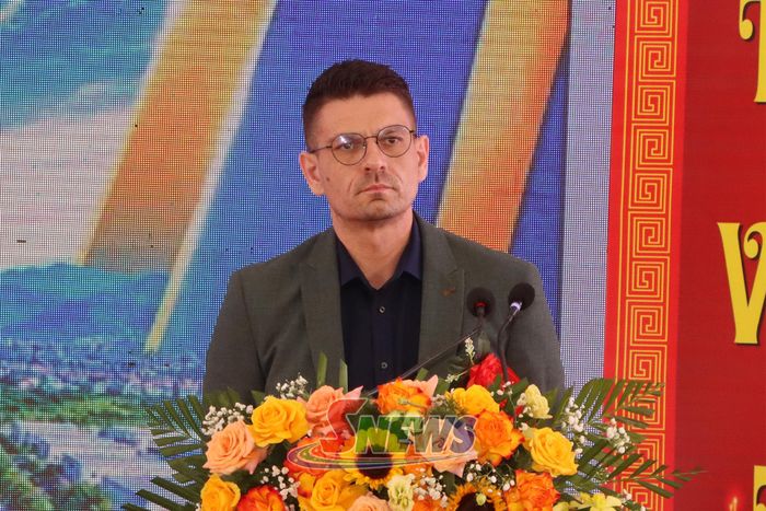 Ông Alex Cassery, đại diện khách hàng mua hàng của Công ty TNHH Sản xuất và Thương mại Cát Quế phát biểu tại buổi lễ.