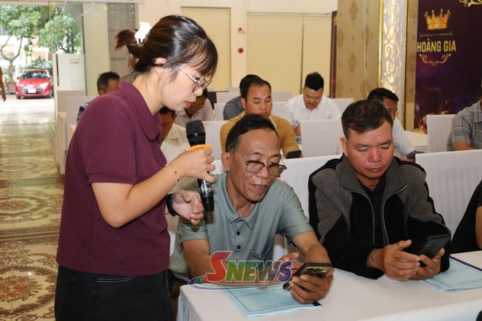 Giảng viên hướng dẫn học viên thực hành ứng dụng chuyển đổi số trong hoạt động của HTX.