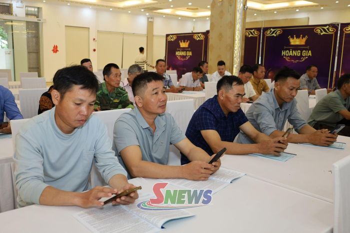Học viên thực hành sử dụng điện thoại thông minh, tiếp cận các ứng dụng phục vụ hoạt động của HTX.
