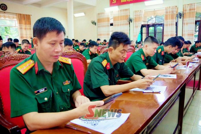 Cán bộ khối cơ quan Bộ CHQS tỉnh quét mã QR thực hiện bài kiểm tra nhận thức chính trị và pháp luật trên điện thoại thông minh