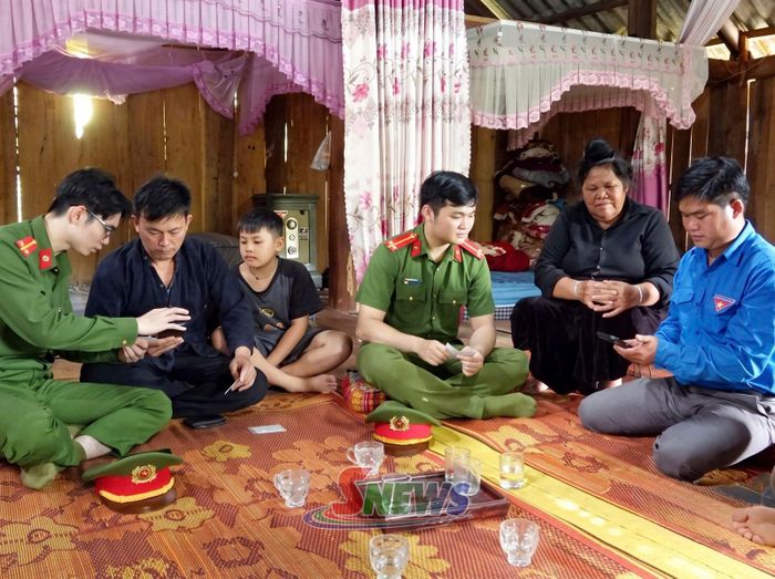 Lực lượng Công an xã và Đoàn viên, thanh niên xã Yên Sơn hỗ trợ, hướng dẫn người dân cài đặt, kích hoạt tài khoản VNeID.