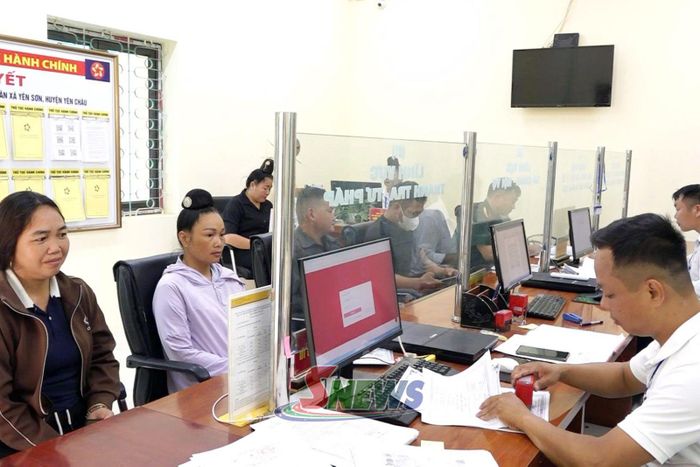 Người dân làm thủ tục tại Trung tâm Phục vụ hành chính công xã Yên Sơn.