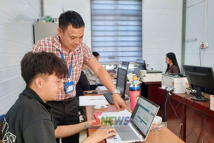 Cán bộ Trung tâm Phục vụ hành chính công xã Yên Sơn giải quyết thủ tục hành chính.
