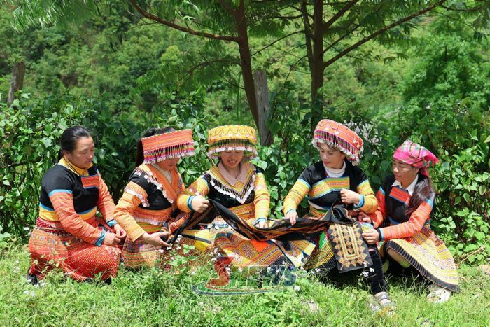 Phụ nữ dân tộc Mông xã Xím Vàng thêu trang phục truyền thống.