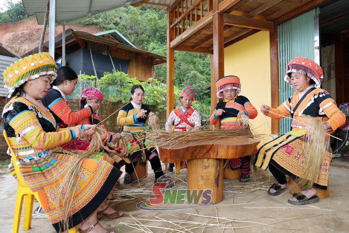 Phụ nữ dân tộc Mông dệt vải từ sợi cây lanh tự trồng.