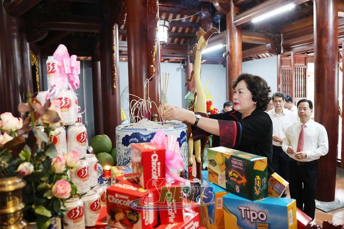 Đồng chí Phó Chủ tịch Quốc hội dâng hương Chủ tịch Hồ Chí Minh.
