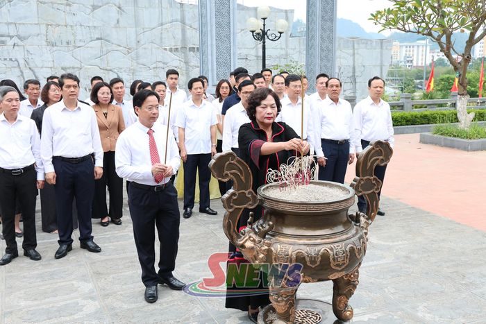Đồng chí Nguyễn Thị Hồng, Ủy viên Ban Chấp hành Trung ương Đảng, Phó Chủ tịch Quốc hội, dâng hương tại Đền thờ Bác Hồ.