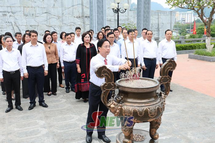 Đồng chí Hoàng Văn Nghiệm, Ủy viên Ban Chấp hành Trung ương Đảng, Bí thư Tỉnh ủy, Trưởng Đoàn đại biểu Quốc hội tỉnh, dâng hương tại Đền thờ Bác Hồ.
