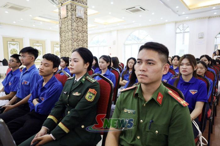 Đại biểu dự chương trình.