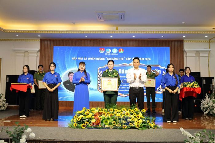 Ban Thường vụ Tỉnh đoàn tuyên dương “Tài năng trẻ” cấp tỉnh có thành tích nổi bật.