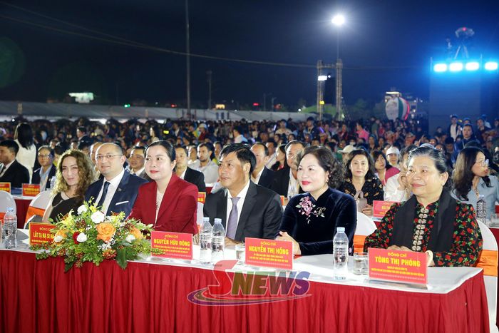 Các đại biểu dự khai mạc.