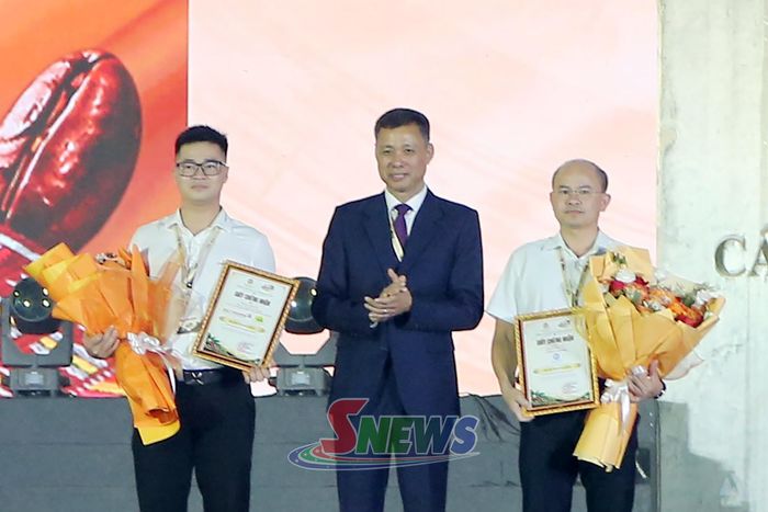Đồng chí Phó Chủ tịch UBND tỉnh vinh danh nhà tài trợ kim cương.