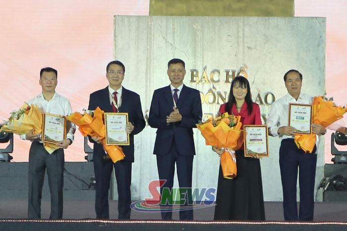 Đồng chí Phó Chủ tịch UBND tỉnh vinh danh các nhà tài trợ.