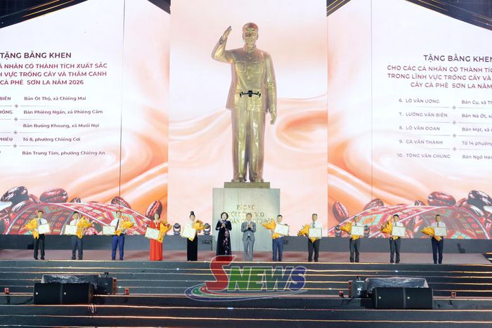 Đồng chí Phó Chủ tịch Quốc hội và Chủ tịch UBND tỉnh tặng Bằng khen cho các cá nhân có thành tích trong lĩnh vực trồng và thâm canh cây cà phê Sơn La năm 2026.