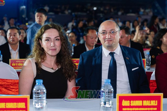 Đại biểu, chuyên gia nước ngoài tham dự.