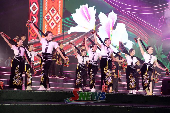 Biễu diễn múa kết hợp khăn Piêu của các cô gái dân tộc Thái.
