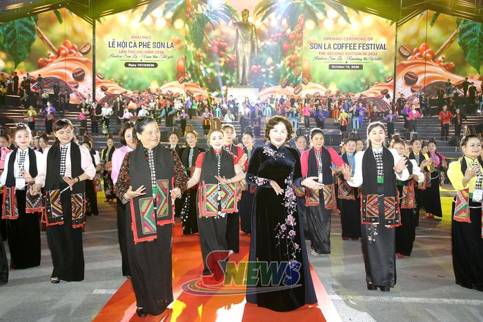Các đại biểu biểu diễn tiết mục "Vũ điệu kết đoàn".