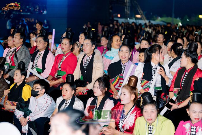 Đông đảo nhân dân tham dự.