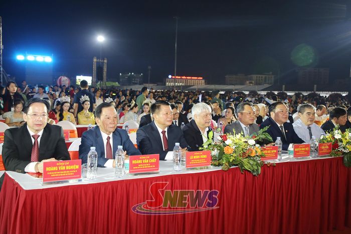 Các đồng chí lãnh đạo tỉnh Sơn La dự khai mạc Lễ hội.