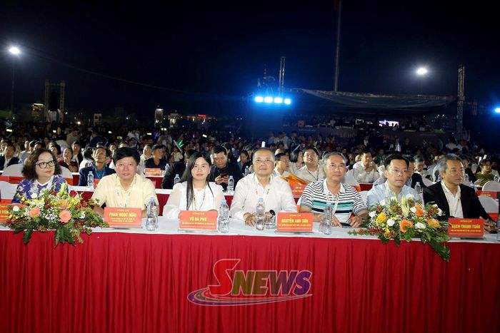 Các đại biểu dự khai mạc.