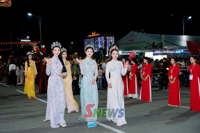 Các nàng hậu Miss Galaxy và Hoa hậu Du lịch các dân tộc Việt Nam đến dự Lễ hội Cà phê Sơn La 2026.