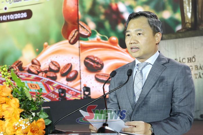 Đồng chí Nguyễn Đình Việt, Phó Bí thư Tỉnh ủy, Chủ tịch UBND tỉnh, phát biểu chào mừng tại Khai mạc Lễ hội.