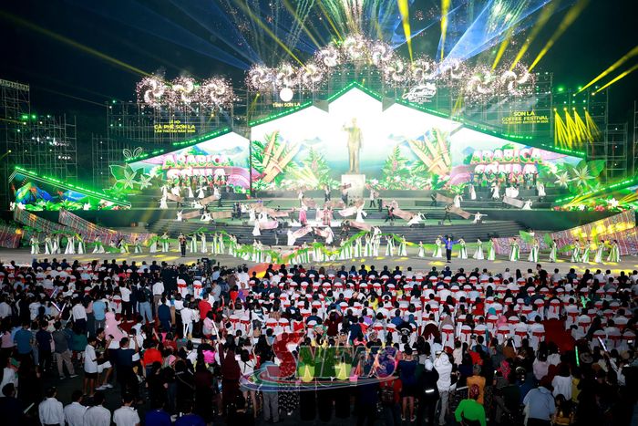 Độc đáo màn trình diễn khí nhạc kết hợp múa công nghệ, tương tác lazer, màn hình led, pháo hoa.