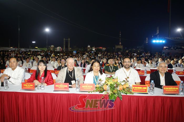 Các đại biểu dự khai mạc.