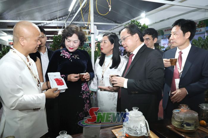 Đồng chí Phó Chủ tịch Quốc hội và các đại biểu tham quan gian hàng trưng bày sản phẩm của xã Chiềng Mung.