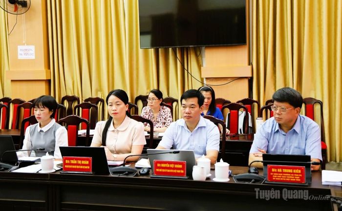 Đồng chí Hà Trung Kiên, Ủy viên Ban Thường vụ Tỉnh ủy, Phó Chủ tịch Thường trực Ủy ban MTTQ Việt Nam tỉnh và các đại biểu dự hội nghị.