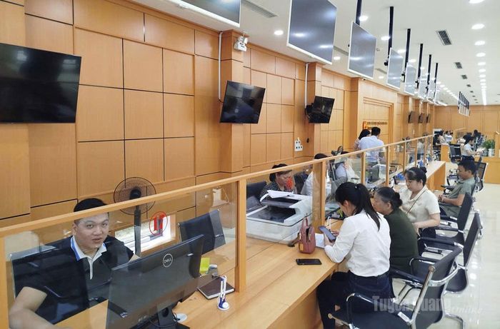 Hỗ trợ người dân, doanh nghiệp tại Trung tâm Phục vụ hành chính công tỉnh.