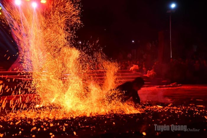 Nghi lễ Nhảy lửa của đồng bào dân tộc Pà Thẻn trên địa bàn xã.