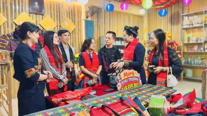 Đại biểu tham quan gian hàng trưng bày sản phẩm địa phương.