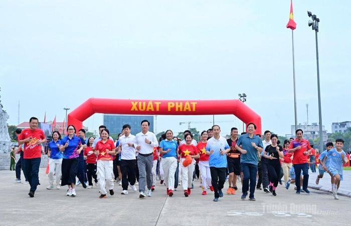 Các đại biểu xuất phát, hưởng ứng chương trình.