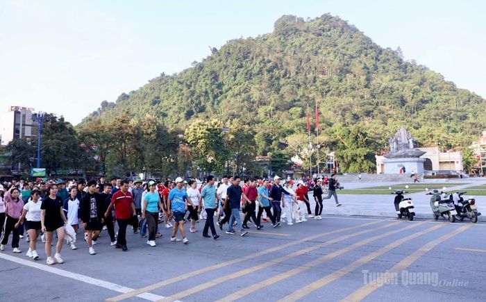 Đông đảo cán bộ, nhân dân phường Hà Giang 1 đi bộ hưởng ứng.