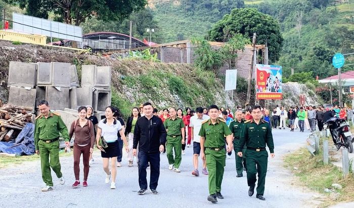 Cán bộ nhân dân xã Lao Chải tham gia đi bộ hưởng ứng.