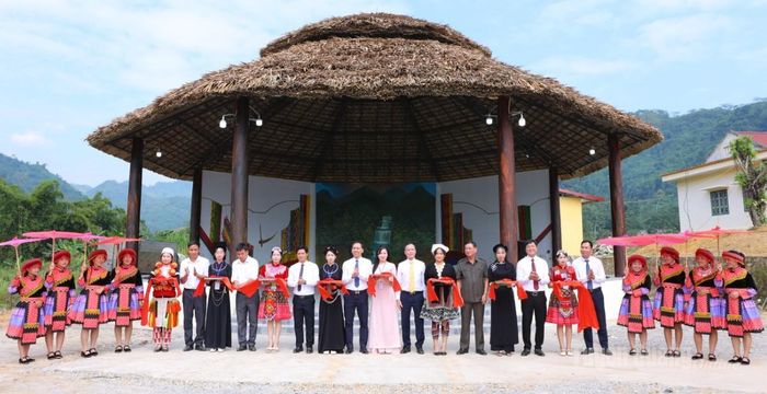 Đại biểu cắt băng khánh thành công trình không gian biểu diễn nghệ thuật xã Trung Hà.
