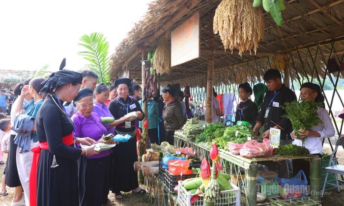 Du khách và nhân dân tham quan, trải nghiệm tại các gian hàng trưng bày sản phẩm OCOP, đặc trưng của địa phương.