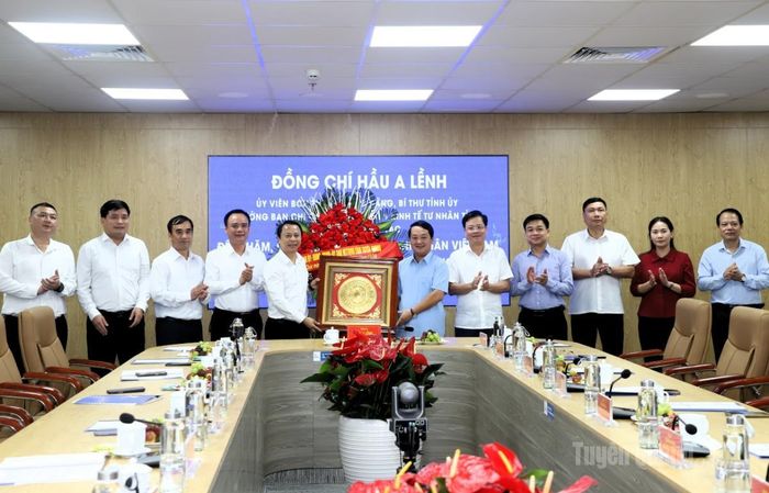 Đồng chí Bí thư Tỉnh ủy và Đoàn công tác thăm, chúc mừng Công ty Điện lực Tuyên Quang.