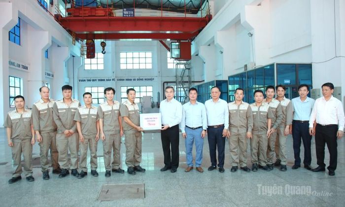 Phó Bí thư Tỉnh ủy, Chủ tịch Ủy ban MTTQ Việt Nam tỉnh tặng quà động viên công nhân, người lao động tại Nhà máy Thủy điện Thuận Hòa.
