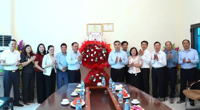 Phó Bí thư Tỉnh ủy, Chủ tịch Ủy ban MTTQ Việt Nam tỉnh Ma Thế Hồng và lãnh đạo sở, ngành tặng hoa chúc mừng Công ty cổ phần Thủy điện Thuận Hòa, xã Thuận Hòa.