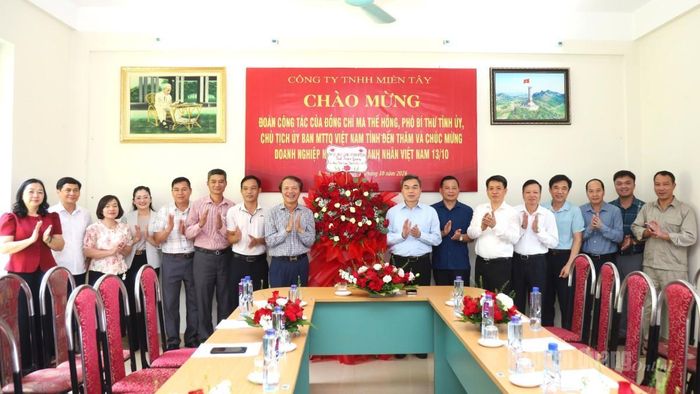 Phó Bí thư Tỉnh ủy, Chủ tịch Ủy ban MTTQ Việt Nam tỉnh Ma Thế Hồng tặng hoa chúc mừng Công ty TNHH Miền Tây.