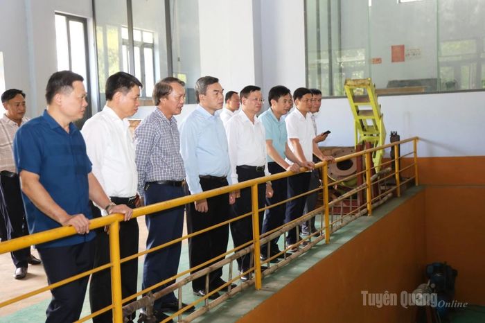 Phó Bí thư Tỉnh ủy, Chủ tịch Ủy ban MTTQ Việt Nam tỉnh thăm Nhà máy Thủy điện Nậm Mạ 1 (xã Tùng Bá) thuộc Công ty TNHH Miền Tây.