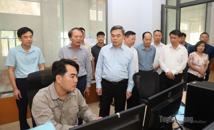 Đồng chí Ma Thế Hồng kiểm tra công tác vận hành nhà máy thủy điện Nậm Mạ 1.