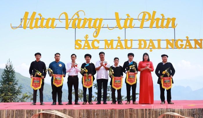 Lãnh đạo xã Thanh Thủy tặng cờ lưu niệm cho các đội tham gia lễ hội.
