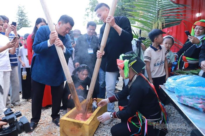 Thi giã bánh giày tại lễ hội.