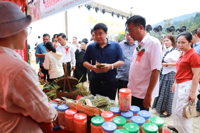 Đồng chí Hoàng Gia Long, Phó Chủ tịch UBND tỉnh và các đại biểu thăm gian hàng trưng bày và giới thiệu sản phẩm địa phương.