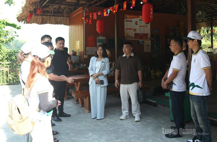 Các đại biểu khảo sát tại điểm dừng chân thôn Lũng Pù.
