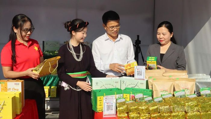 Gian hàng trưng bày sản phẩm OCOP ứng dụng quét mã QR để truy xuất nguồn gốc và thanh toán trực tuyến.